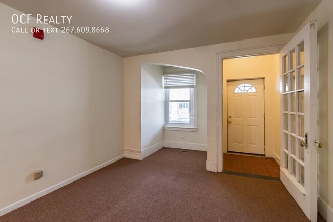 Building Photo - Spacious 2 Bedroom, 1 Bath Apartment in We...