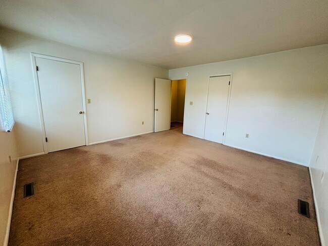 Building Photo - 2 Bedroom, 1.5 Bath Townhouse