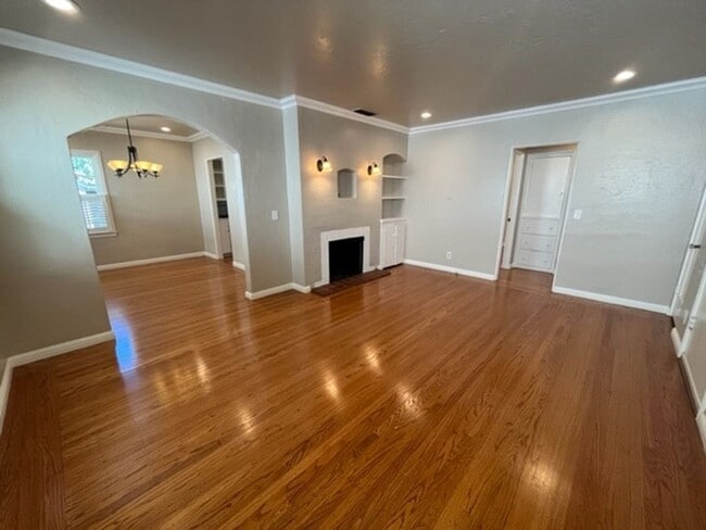 Building Photo - Beautiful 2bed 1bath home in East Sac- Min...