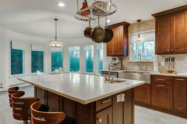 Building Photo - 1041 Glen Cove Ave