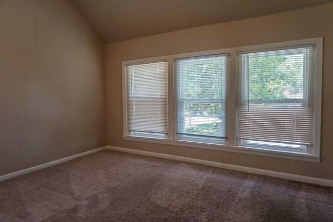 Building Photo - 5 Bedroom House Available!