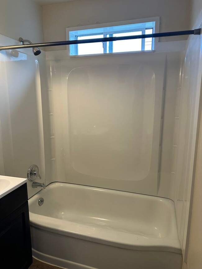 Building Photo - Charming 2 bed 1 bath house in a great nei...