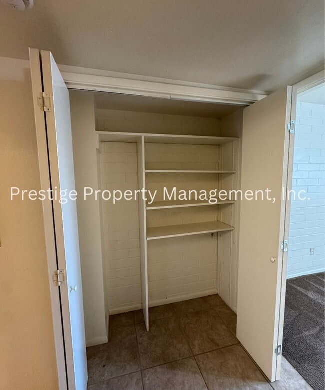 Building Photo - >>Central Gem With Community Pool