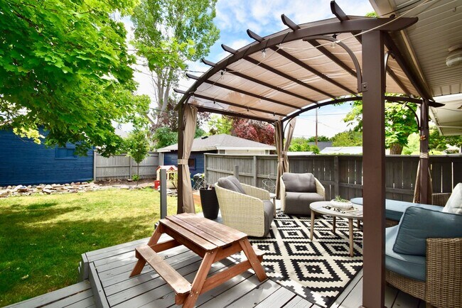 Building Photo - Newly Remodeled 4 Bedroom 2 Bath Home in Salt Lake City!!