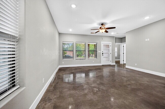 Building Photo - 211 W Murray St