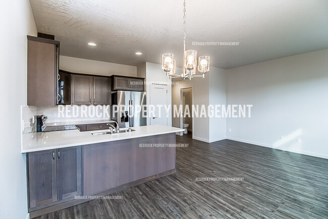 Building Photo - 325 S Woodlawn Ln