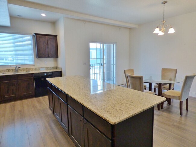 Building Photo - 3 Bd 3.5 Bath 2 Car Garage Townhome in Sandy