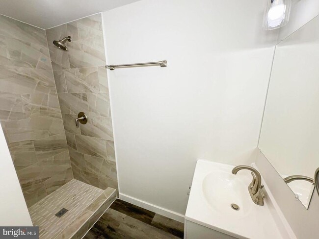 Building Photo - 6717 Glenhurst Dr