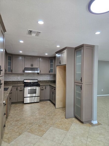 Building Photo - 2504 N Bourbon St