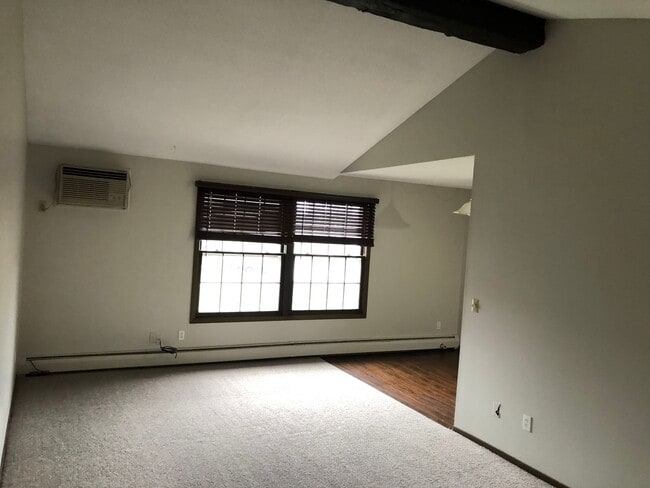 Building Photo - Spacious 2 bedroom in Hopkins!
