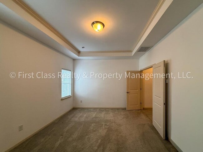 Building Photo - 565 Park View Drive