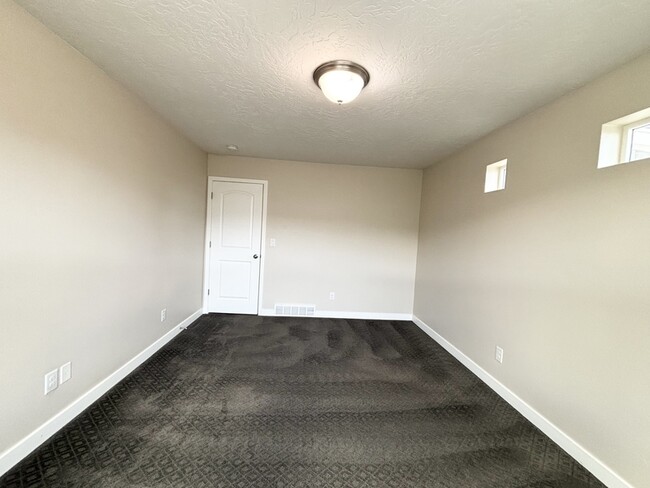 Building Photo - 2676 N Heston Park