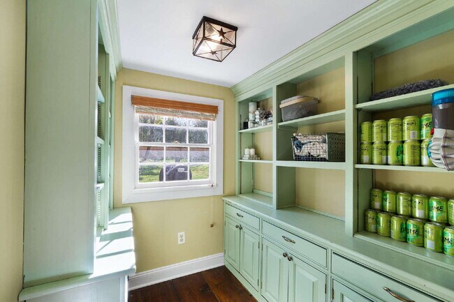 Building Photo - Historic Mendham Home