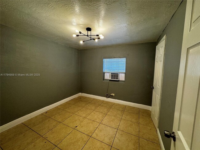 Building Photo - 4017 SW 24th St