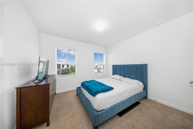 Building Photo - 425 NE 1st Ave