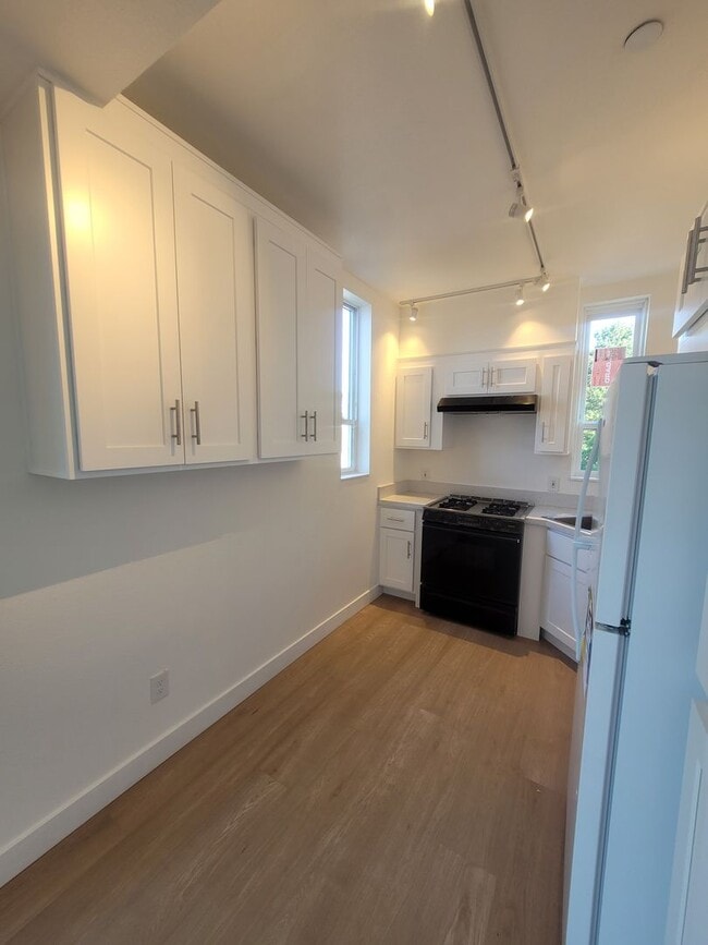 Building Photo - NEWLY Renovated Spacious 1 bedroom unit wi...