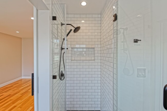 Building Photo - NEWLY REMODELED, BRIGHT & AIRY HOLLYGLEN HOME W/ REAR YARD/PATIO, 2 LIVING AREAS & BRAND NEW KITC...