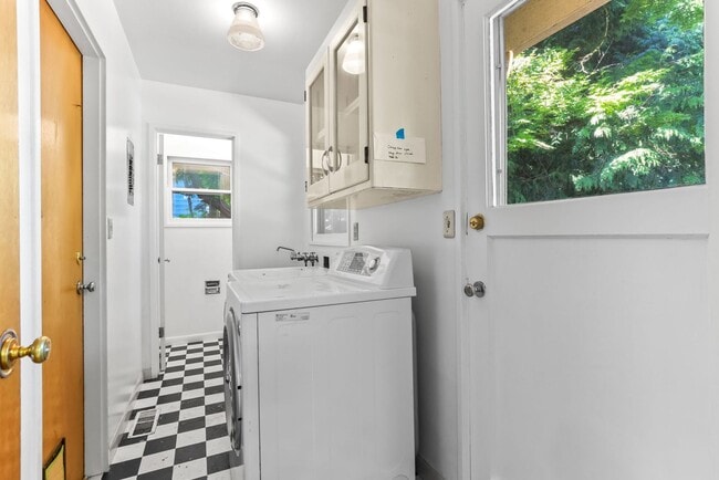 Building Photo - 9877 SE 33rd Ave