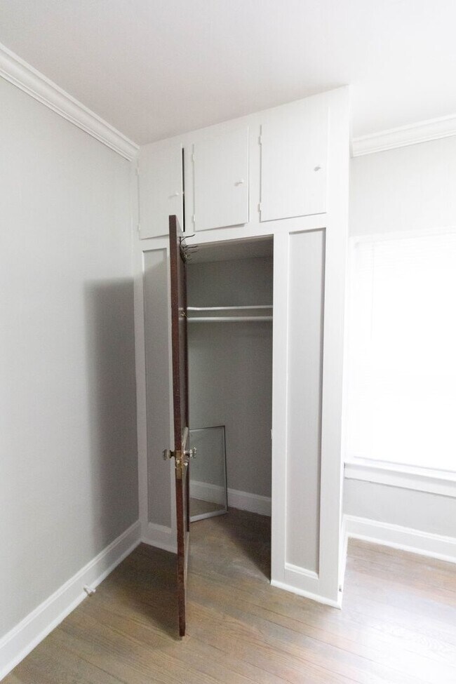 Building Photo - Very Large 1 Bed / 1 Bath