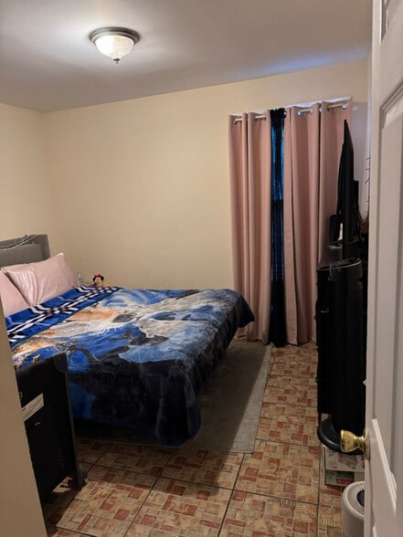 Building Photo - 29-31-31 22nd Ave