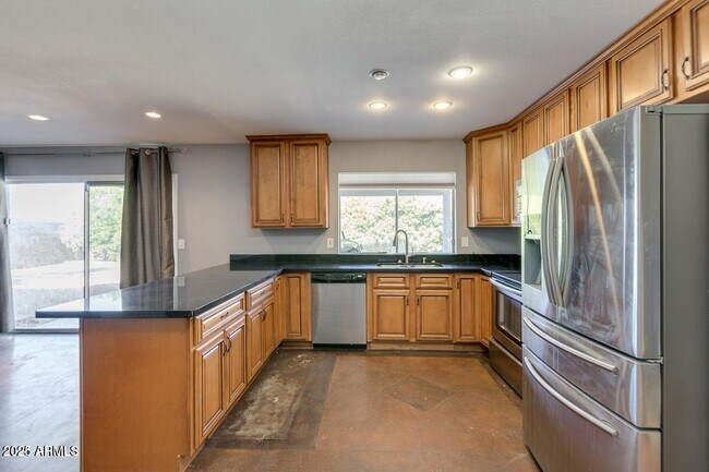 Building Photo - 3832 E Bloomfield Rd