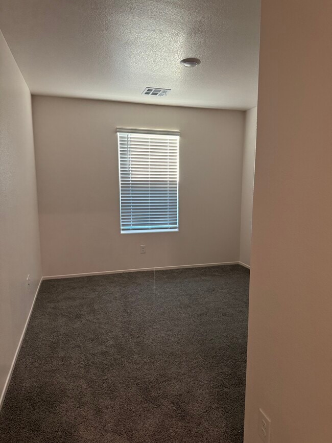 Building Photo - 6086 Lily Gdn St