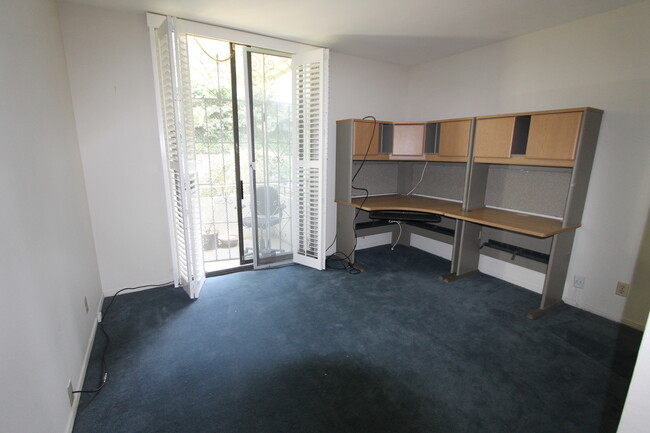 Building Photo - Epic REA: Top Floor 2 BR/2 BA Condo, Pano ...