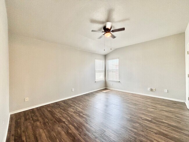 Building Photo - Amazing 4 Bedroom Home!