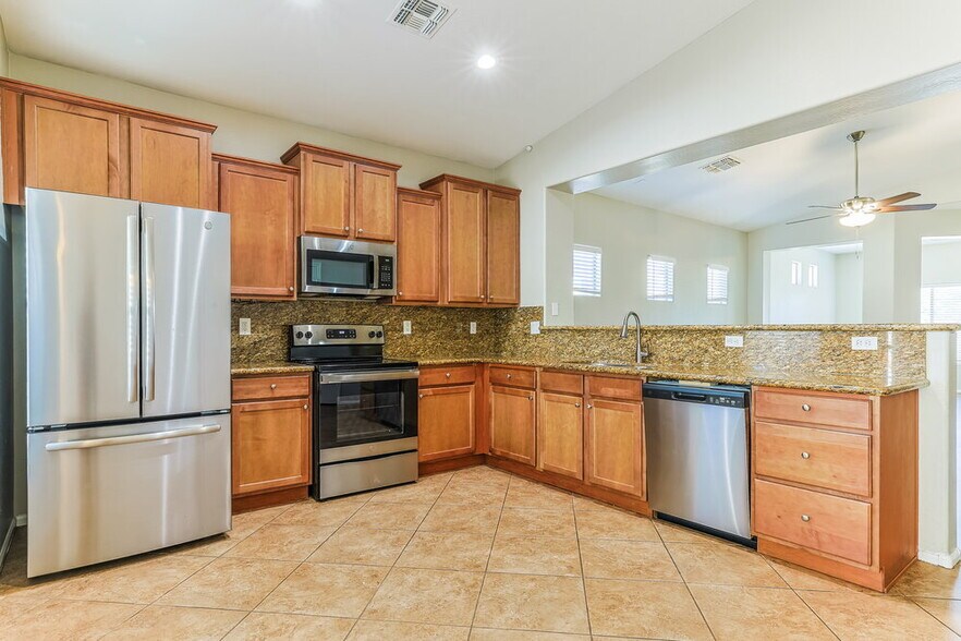Building Photo - 3316 S 71st Ave