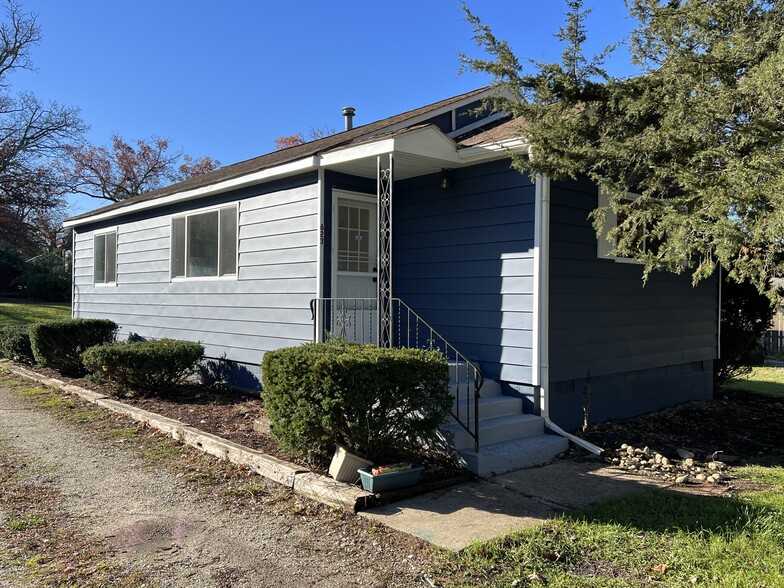 Front - 623 Vincent Rd
