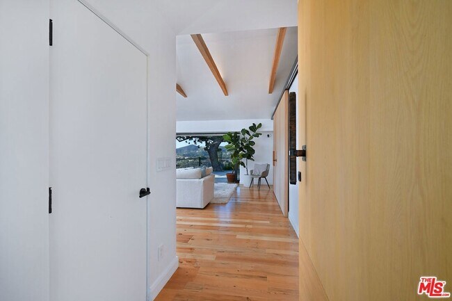 Building Photo - 2145 Linda Flora Dr