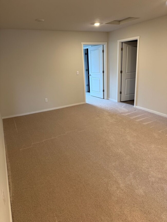 Building Photo - Goregous 2 Bedroom Townhome with 2 Car Gar...