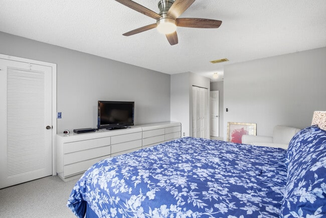 Building Photo - 9292 Vista Del Lago