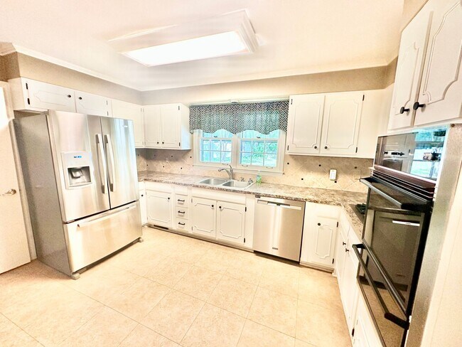 Building Photo - 621 Hanover Ct