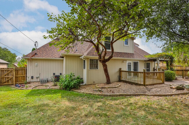 Building Photo - 5095 S Wanda Gray Ave