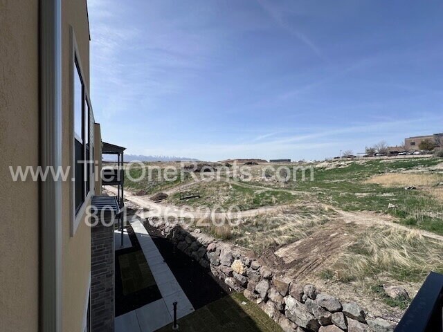 Building Photo - Move-in special:  First month's rent free!
