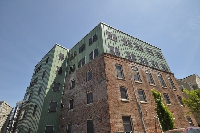 Building Photo - 138 W 7th St
