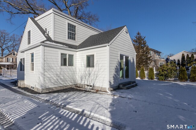 Building Photo - 10 Greenwood Ave