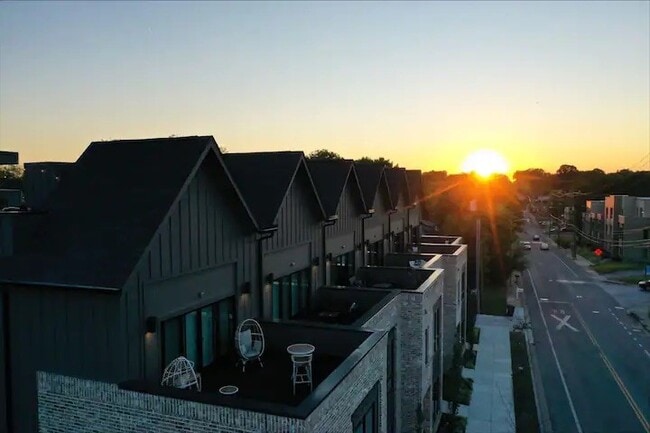 Building Photo - 738 Douglas Ave