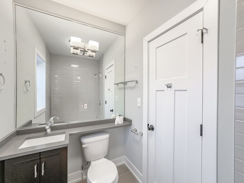 Building Photo - 721 W Brompton Ave