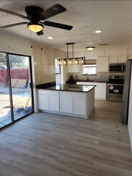 Building Photo - 1533 Bosque Dr