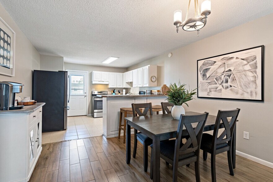 Building Photo - 215 Venus Ct