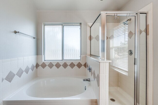 Building Photo - 3-BEDROOM HOME IN GATED COMMUNITY