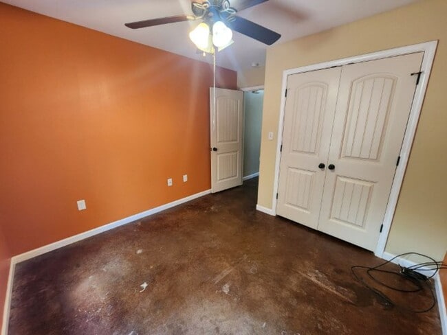 Building Photo - 9 Wilma Ln