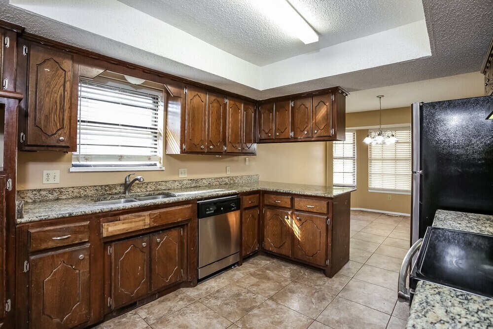 Building Photo - 9713 Hummingbird Ln