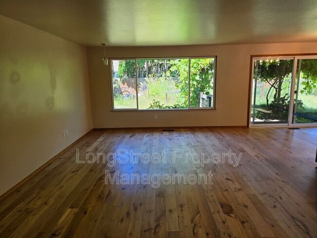 Building Photo - 1495 NW Forestgreen Ave
