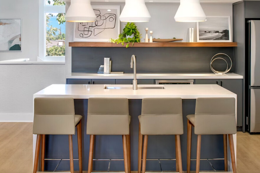 Building Photo - 555 Paularino Ave