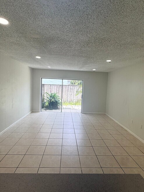 Building Photo - 9611 SW 77th Ave