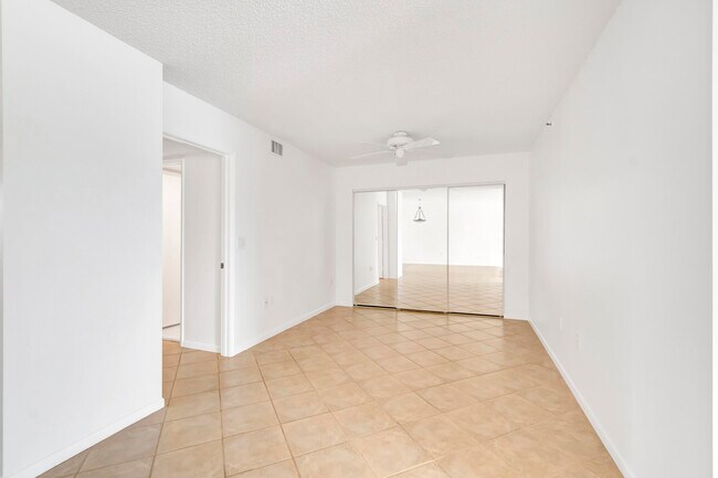 Building Photo - 14096 Huntington Pointe Dr