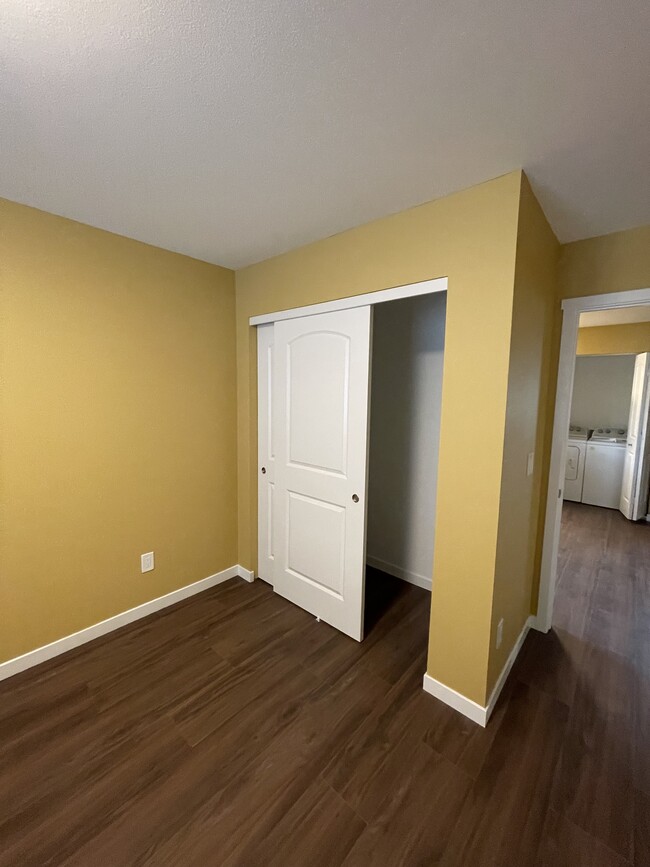 Building Photo - 5707 NE 74th Ct
